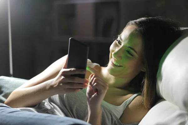 Šťastná Žena Pomocí Chytrého Telefonu Sedí Noci Gauči Doma — Stock fotografie