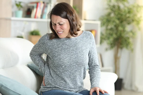 Middelbare Leeftijd Vrouw Pijn Lijden Rugpijn Steken Een Bank Thuis — Stockfoto