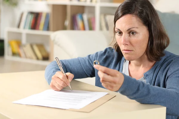 Umtriebige Ehefrau Unterschreibt Scheidungspapiere Und Hält Ehering Hause Wohnzimmer — Stockfoto