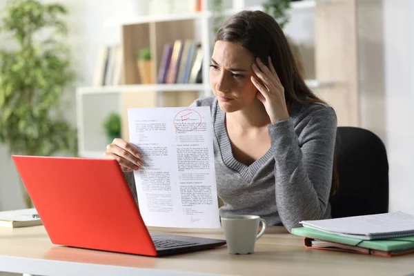 Mujer Estudiante Triste Mostrando Examen Fallido Videocall Ordenador Portátil Sentado —  Fotos de Stock