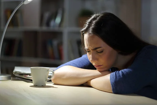 Üzgün Kadın Gecenin Bir Yarısı Evdeki Oturma Odasında Bir Masanın — Stok fotoğraf