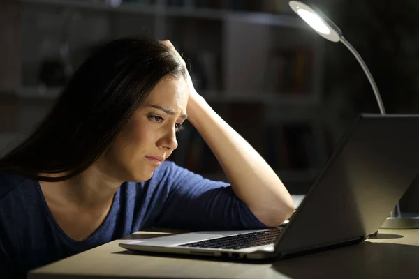 Mujer Triste Mirando Computadora Portátil Quejándose Sentado Solo Noche Casa — Foto de Stock