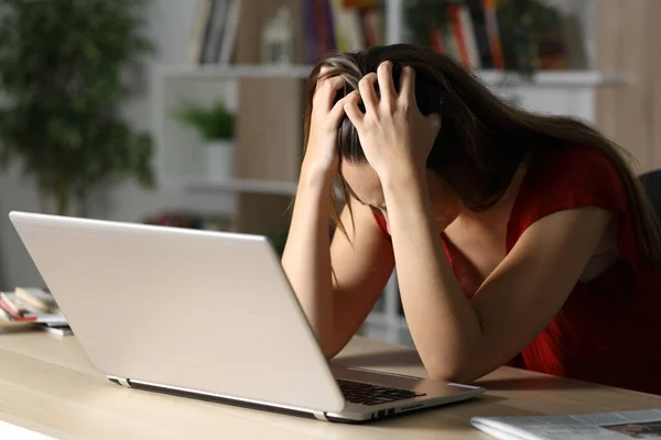 Donna Triste Con Computer Portatile Che Lamenta Seduto Una Scrivania — Foto Stock