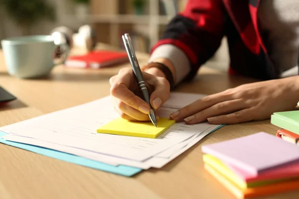 Primo Piano Studente Ragazza Mano Scrittura Nota Postale Una Scrivania — Foto Stock