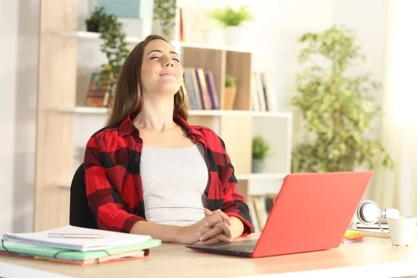 Zrelaksowana Studentka Czerwonym Laptopem Oddychająca Świeżym Powietrzem Siedząca Biurku Domu — Zdjęcie stockowe