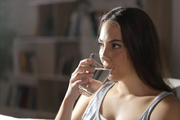 Mujer Bebiendo Vaso Agua Sentada Sofá Por Noche Casa —  Fotos de Stock