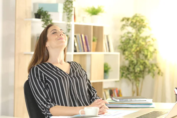 Ευτυχισμένη Επιχειρηματίας Γυναίκα Αναπνέει Καθαρό Αέρα Κάθεται Ένα Γραφείο Στο — Φωτογραφία Αρχείου