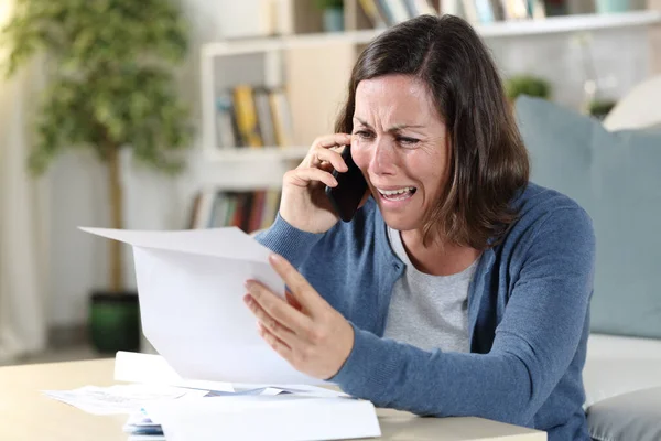 Droevige Volwassen Vrouw Huilen Bellen Smartphone Met Brief Zitten Vloer — Stockfoto