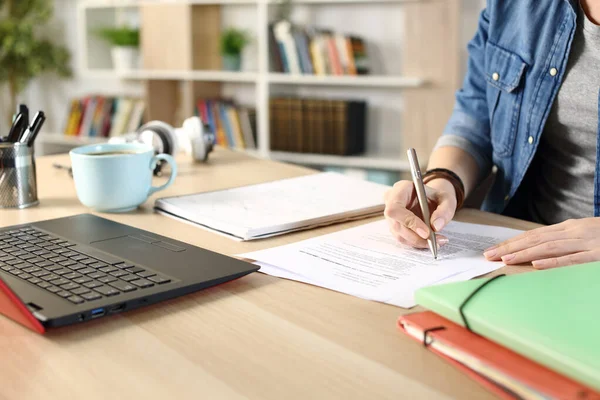 Närbild Student Flicka Händer Gör Flera Val Examen Ett Skrivbord — Stockfoto