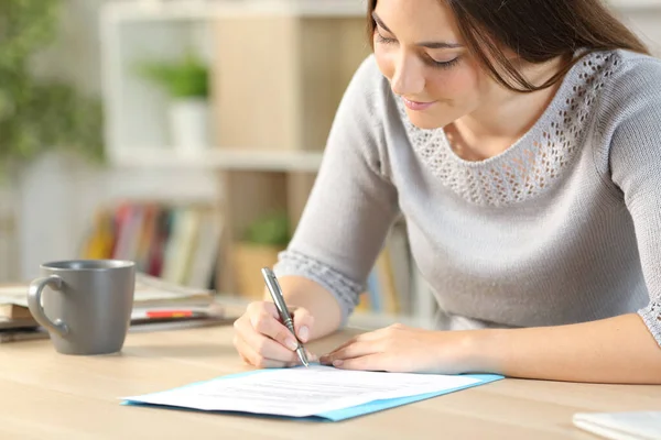 Mulher Feliz Ler Assinar Contrato Sentado Uma Mesa Casa — Fotografia de Stock