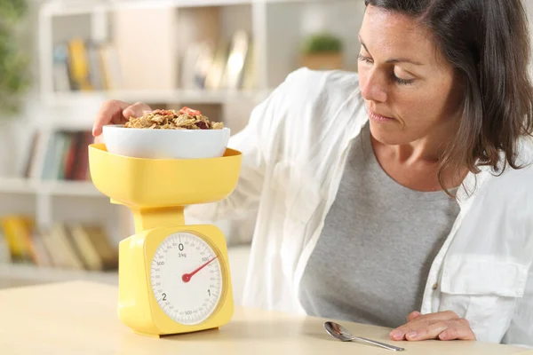Mujer Adulta Haciendo Dieta Midiendo Alimentos Con Balanza Ponderando Tazón — Foto de Stock