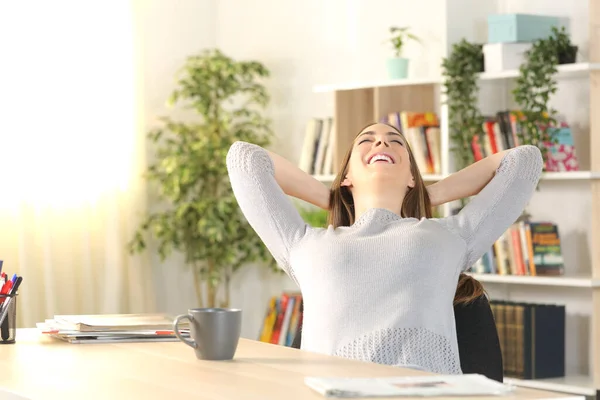 Mujer Feliz Relajante Satisfecho Sentado Escritorio Salón Casa —  Fotos de Stock