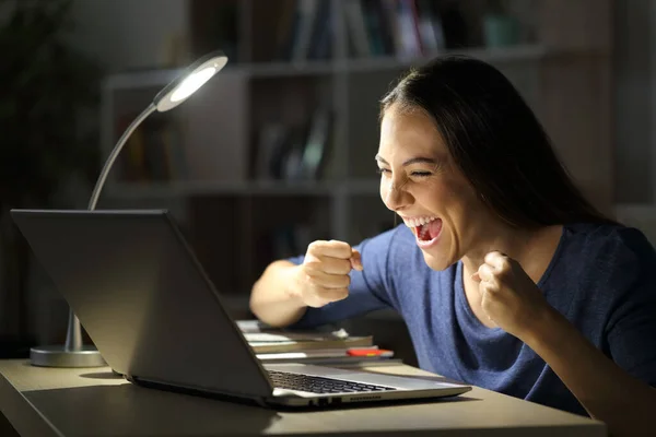 Mulher Excitada Celebra Boas Notícias Laptop Com Uma Lâmpada Mesa — Fotografia de Stock