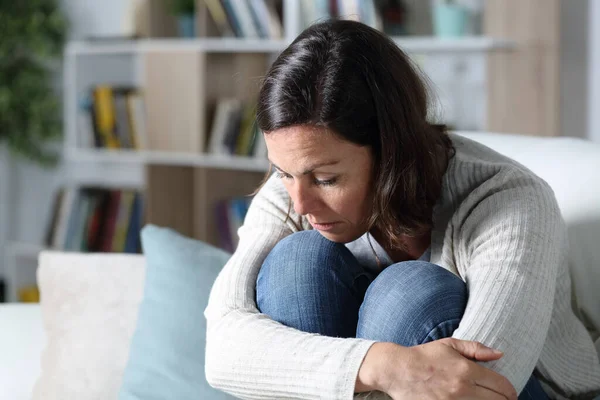 Pensive Trieste Volwassen Vrouw Kijken Neer Zitten Bank Woonkamer Thuis — Stockfoto