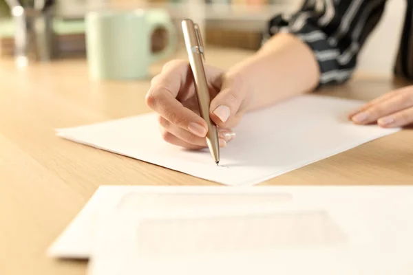 Close Mãos Mulher Escrevendo Carta Sentada Uma Mesa — Fotografia de Stock