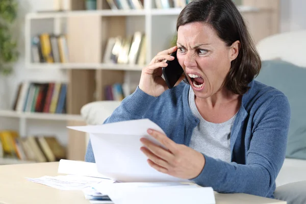 Mulher Adulta Irritada Chamando Telefone Inteligente Com Carta Sentada Sala — Fotografia de Stock