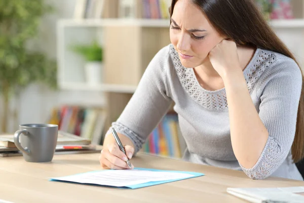 Mujer Confusa Comprobando Firmando Contrato Mirando Vacilante Sentado Escritorio Casa —  Fotos de Stock