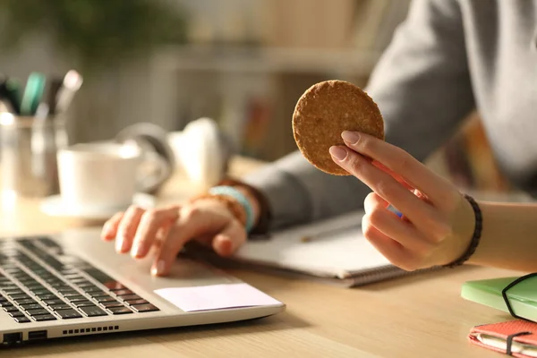 Gros Plan Des Mains Une Étudiante Tenant Cookie Nuit Étudiant — Photo