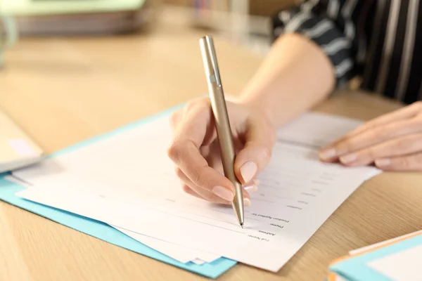 Primer Plano Las Manos Mujer Llenando Formulario Solicitud Sentado Escritorio — Foto de Stock