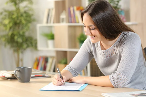 Happy Woman Filling Out Form Sitting Desk Living Room Home — Stock Photo, Image