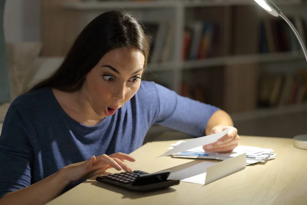 Verrast Vrouw Berekent Het Controleren Van Ontvangsten Rekenmachine Zitten Woonkamer — Stockfoto