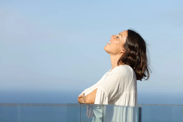 Feliz Mujer Adulta Respirando Aire Fresco Playa Pie Balcón — Foto de Stock