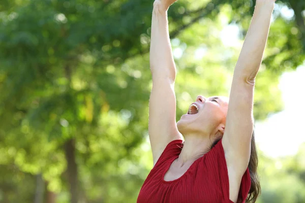 Excited Adult Woman Celebrates Raising Arms Standing Park Summer — Stock Photo, Image