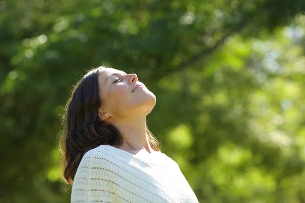 Femme Âge Moyen Détendue Respirant Air Frais Debout Dans Parc — Photo