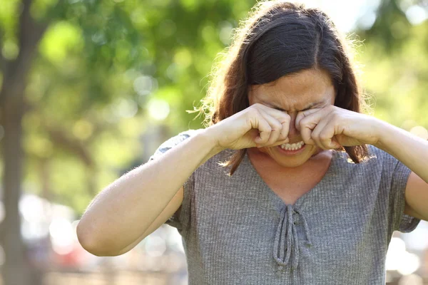 Frau Mittleren Alters Mit Juckenden Augen Die Sommer Park Steht — Stockfoto