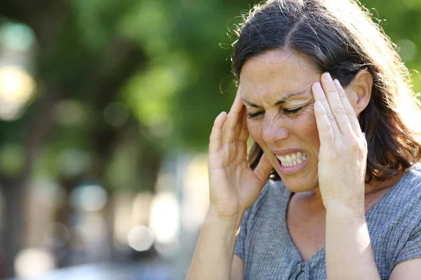 Yazın Parkta Migren Ağrısı Çeken Yetişkin Bir Kadın — Stok fotoğraf