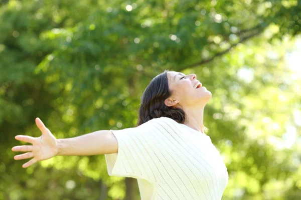 Feliz Mujer Adulta Respirando Aire Fresco Extendiendo Los Brazos Parque — Foto de Stock