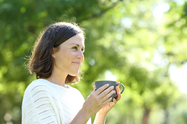 Mujer Adulta Satisfecha Sosteniendo Una Taza Café Pie Parque Verano —  Fotos de Stock