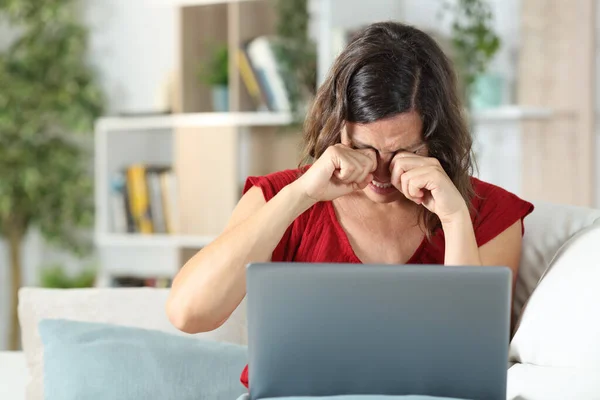 Vuxen Kvinna Med Laptop Kliar Kliande Ögon Sitter Soffan Vardagsrummet — Stockfoto