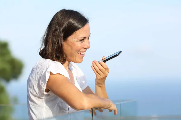 Mujer Adulta Feliz Utilizando Reconocimiento Voz Teléfono Inteligente Pie Balcón —  Fotos de Stock