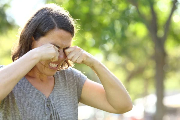 Middelbare Leeftijd Vrouw Krabben Jeukende Ogen Staan Een Park Zomer Rechtenvrije Stockafbeeldingen