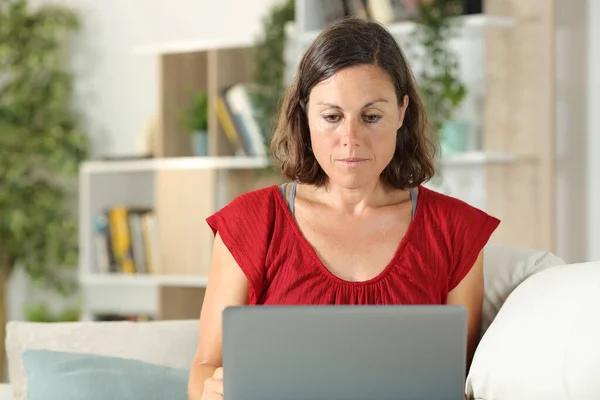 Retrato Vista Frontal Una Mujer Adulta Seria Usando Portátil Sentado —  Fotos de Stock