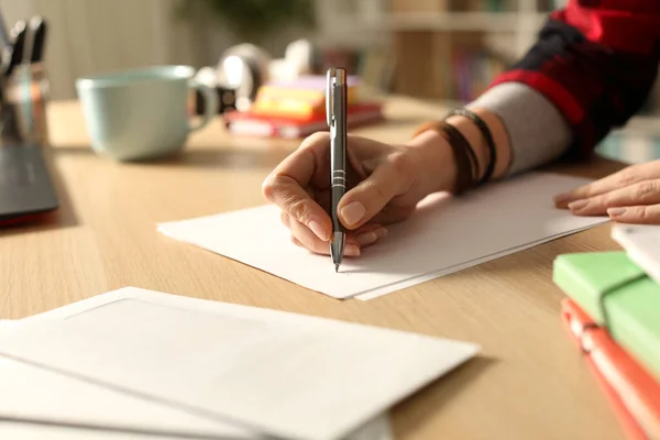 Fechar Mão Estudante Escrevendo Carta Uma Mesa Casa Noite — Fotografia de Stock