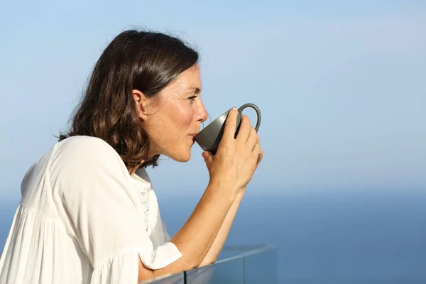 Sidovy Porträtt Lycklig Vuxen Kvinna Dricka Kaffe Kopp Stående Balkong — Stockfoto