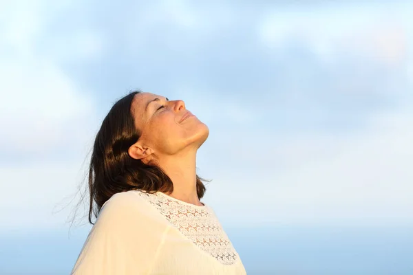 Femme Adulte Détendue Respirant Air Frais Extérieur Sur Plage Été — Photo