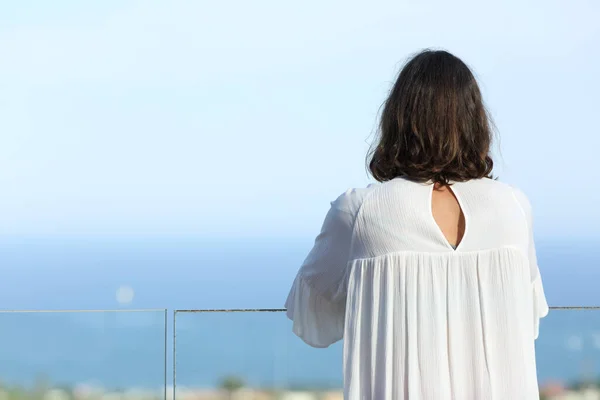 Vista Trasera Una Mujer Adulta Contempla Vistas Playa Balcón Del —  Fotos de Stock