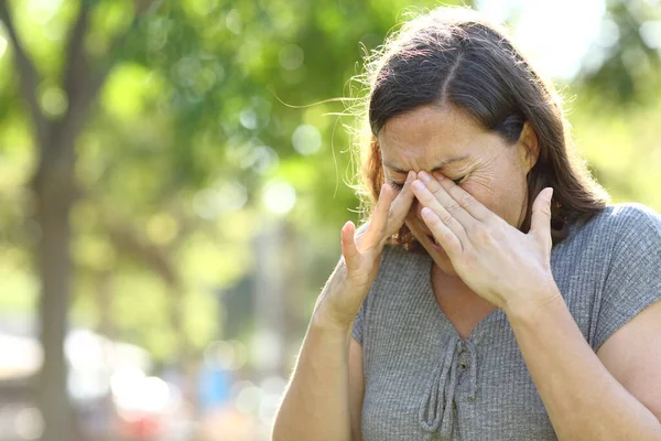Взрослая Женщина Страдает Боли Глазах Стоя Парке Открытом Воздухе — стоковое фото