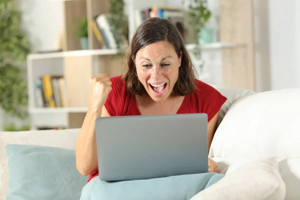 Aufgeregte Erwachsene Dame Feiert Gute Nachrichten Auf Dem Laptop Sitzend — Stockfoto