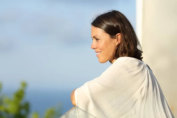 Mujer Adulta Feliz Mirando Hacia Otro Lado Contempla Balcón Playa —  Fotos de Stock