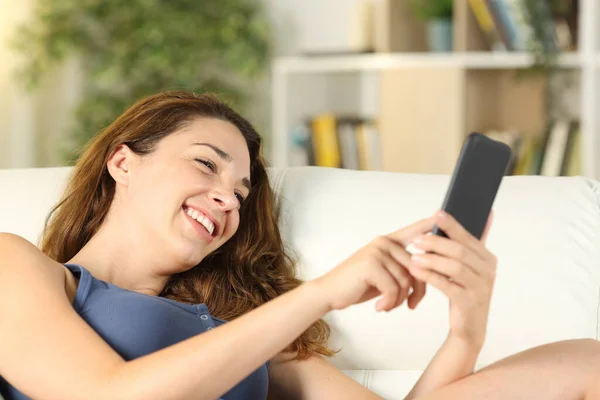 Щаслива Жінка Використовуючи Смартфон Лежить Дивані Вітальні Вдома — стокове фото