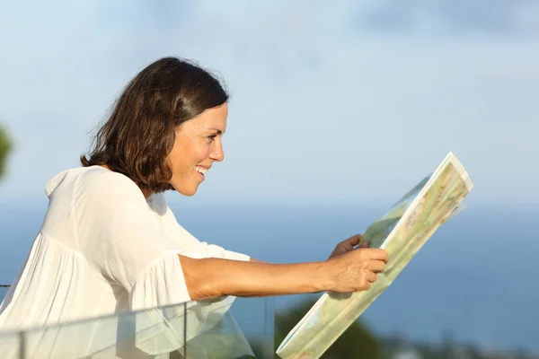 Profile Adult Woman Searching Location Paper Map Hotel Balcony Beach — Stock Photo, Image