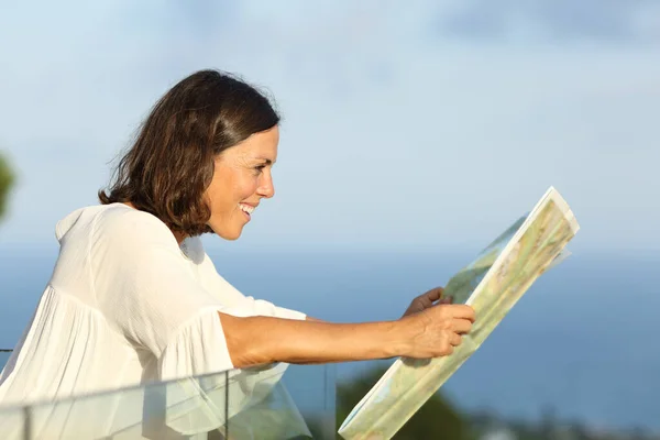 Perfil Uma Mulher Adulta Procurando Localização Mapa Papel Partir Uma — Fotografia de Stock