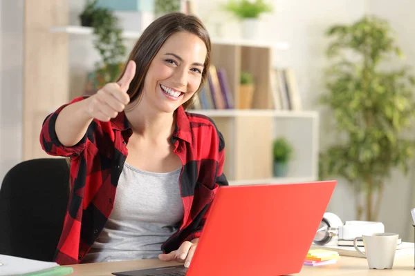 Glückliches Studentenmädchen Mit Rotem Laptop Das Daumen Hoch Macht Und — Stockfoto