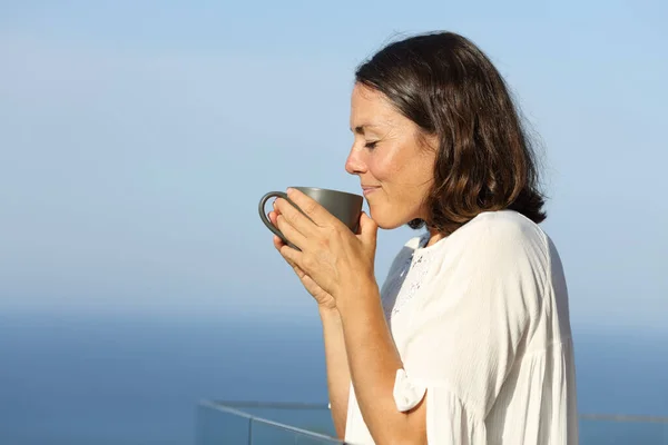 Profilporträtt Nöjd Medelålders Kvinna Luktar Kaffekopp Stående Balkong Stranden — Stockfoto