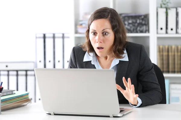 Chockad Vuxen Verkställande Kvinna Läser Överraskande Nyheter Laptop Sitter Ett — Stockfoto