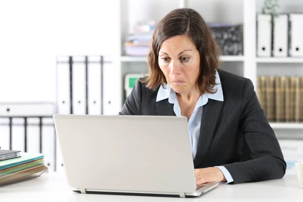 Mujer Ejecutiva Adulta Confusa Leyendo Portátil Sentado Escritorio Oficina —  Fotos de Stock